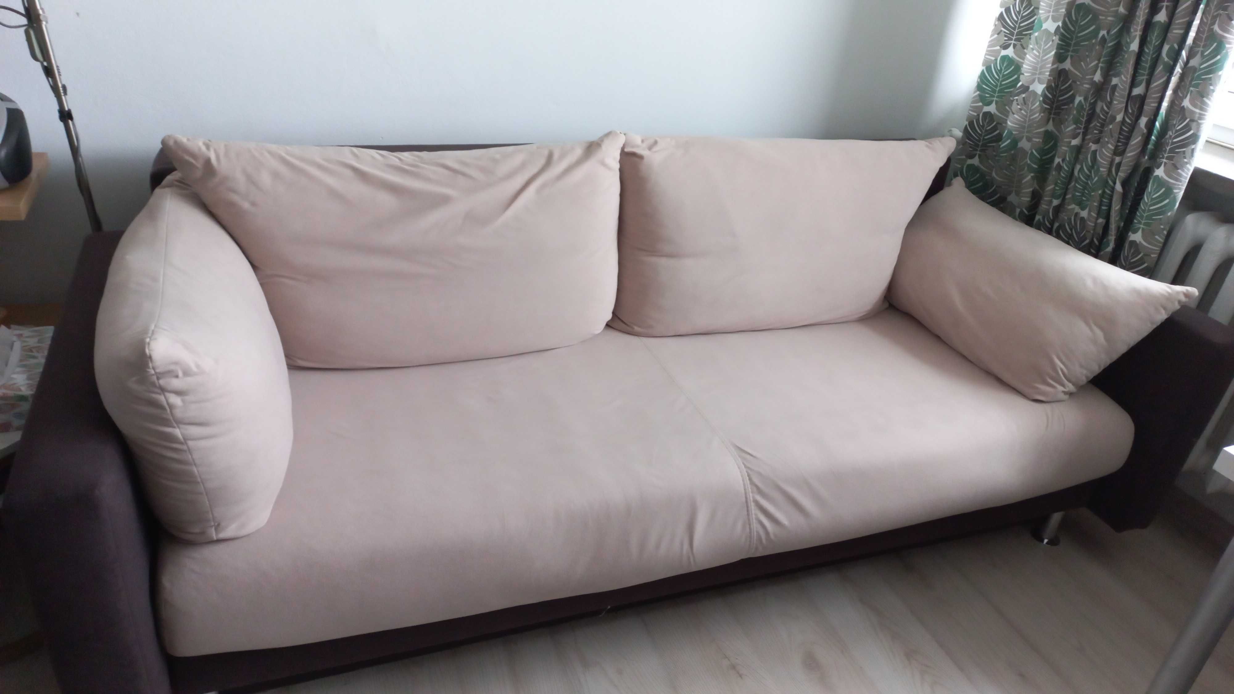 Sofa z uszkodzeniami tapicerki