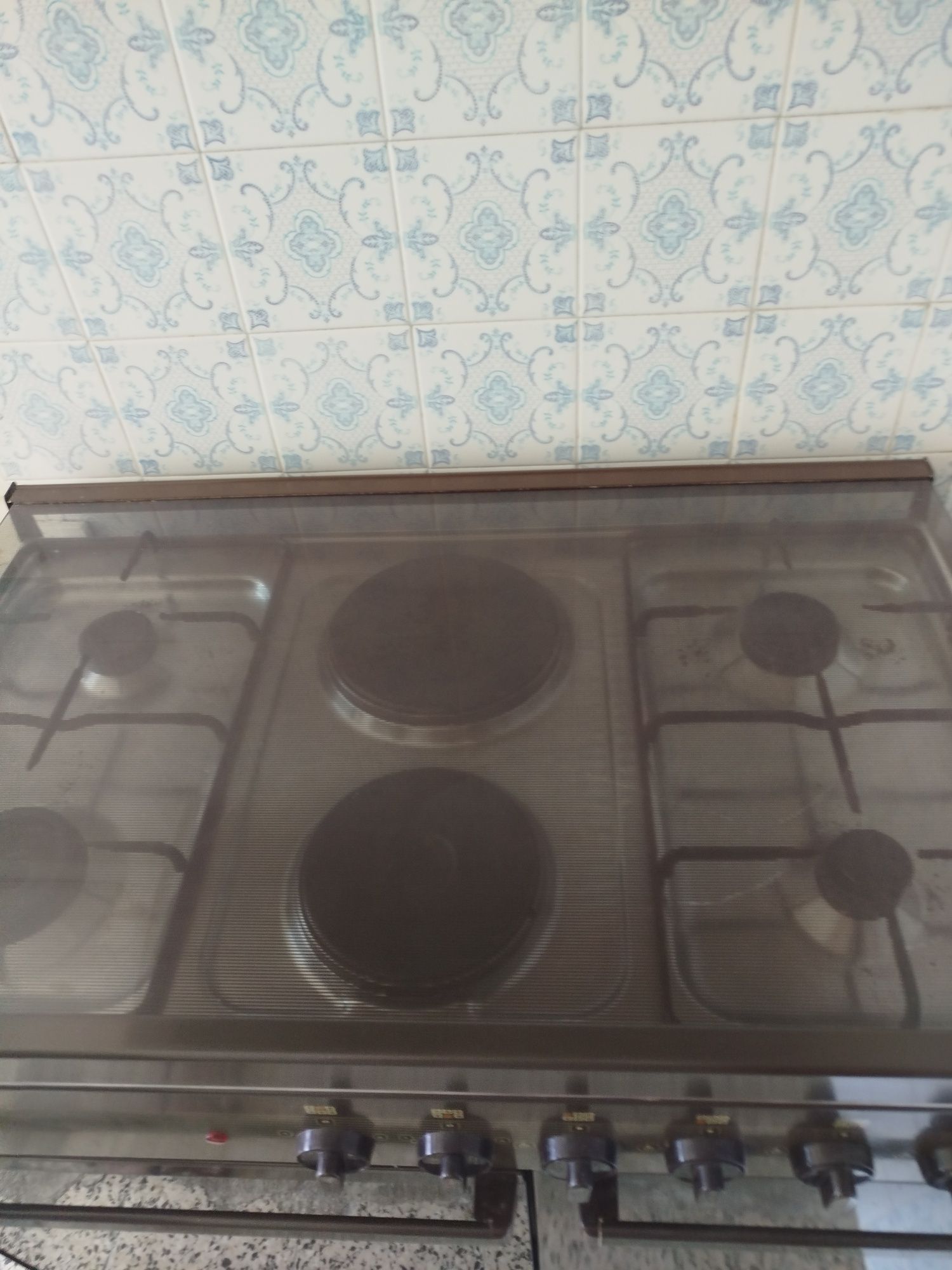 Fogão  com vários bicos,forno