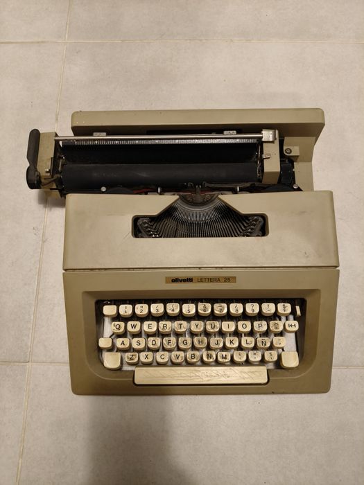 máquina de escrever portátil Olivetti Lettera 25.