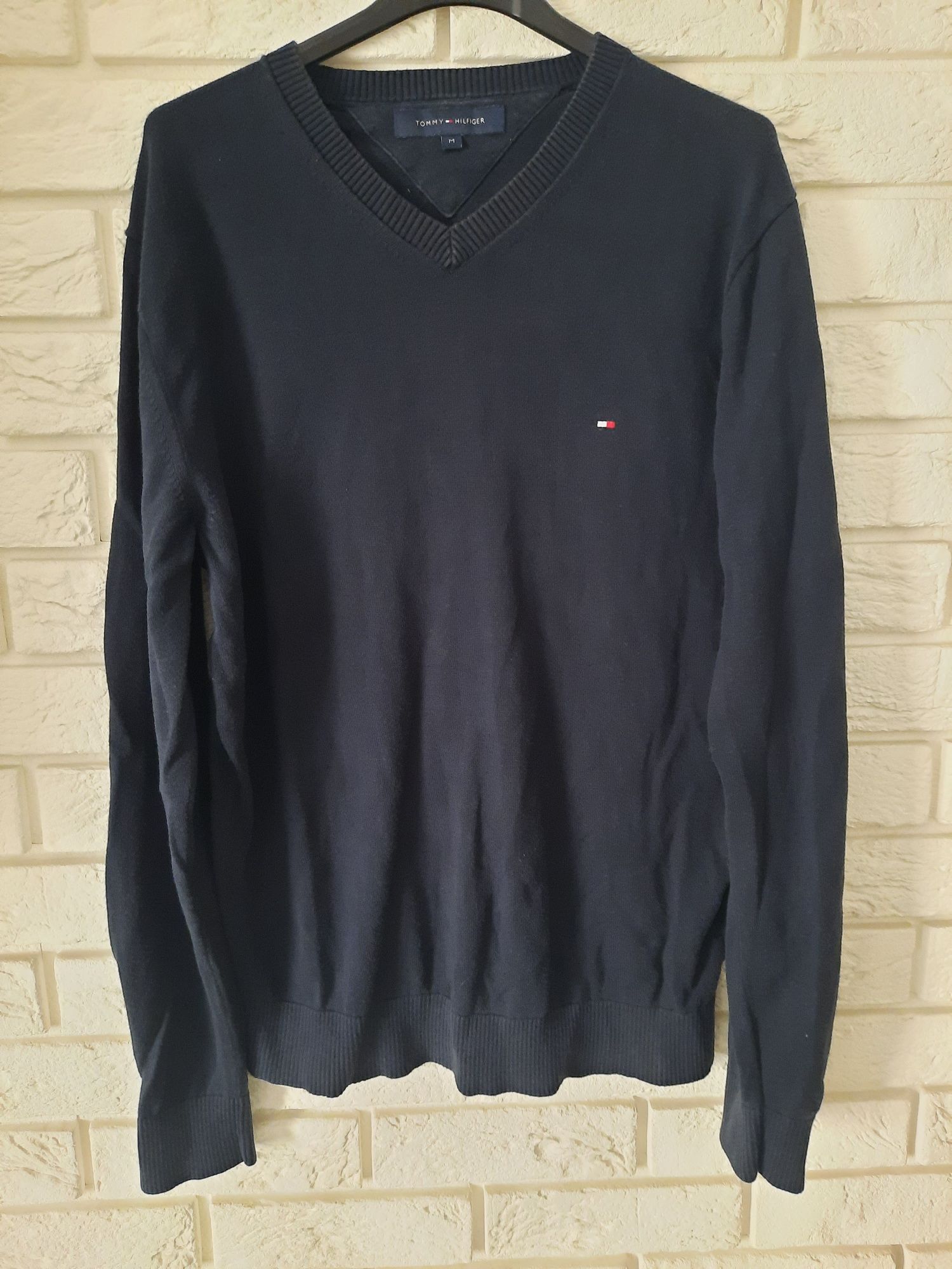 Sweter w serek Tommy Hilfiger rozmiar M