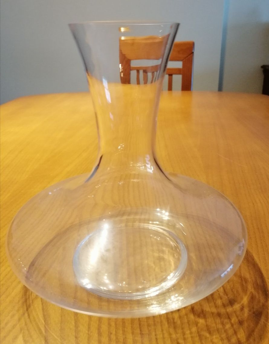 Decanter com copos de pé alto