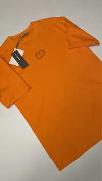 Оранжевая футболка бренд