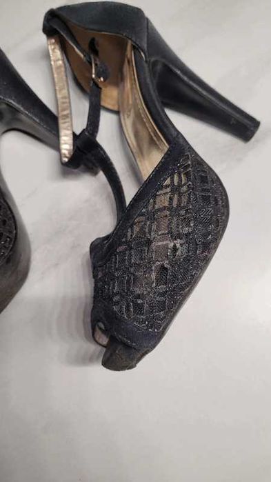 Czarne buty na obcasie z siateczką