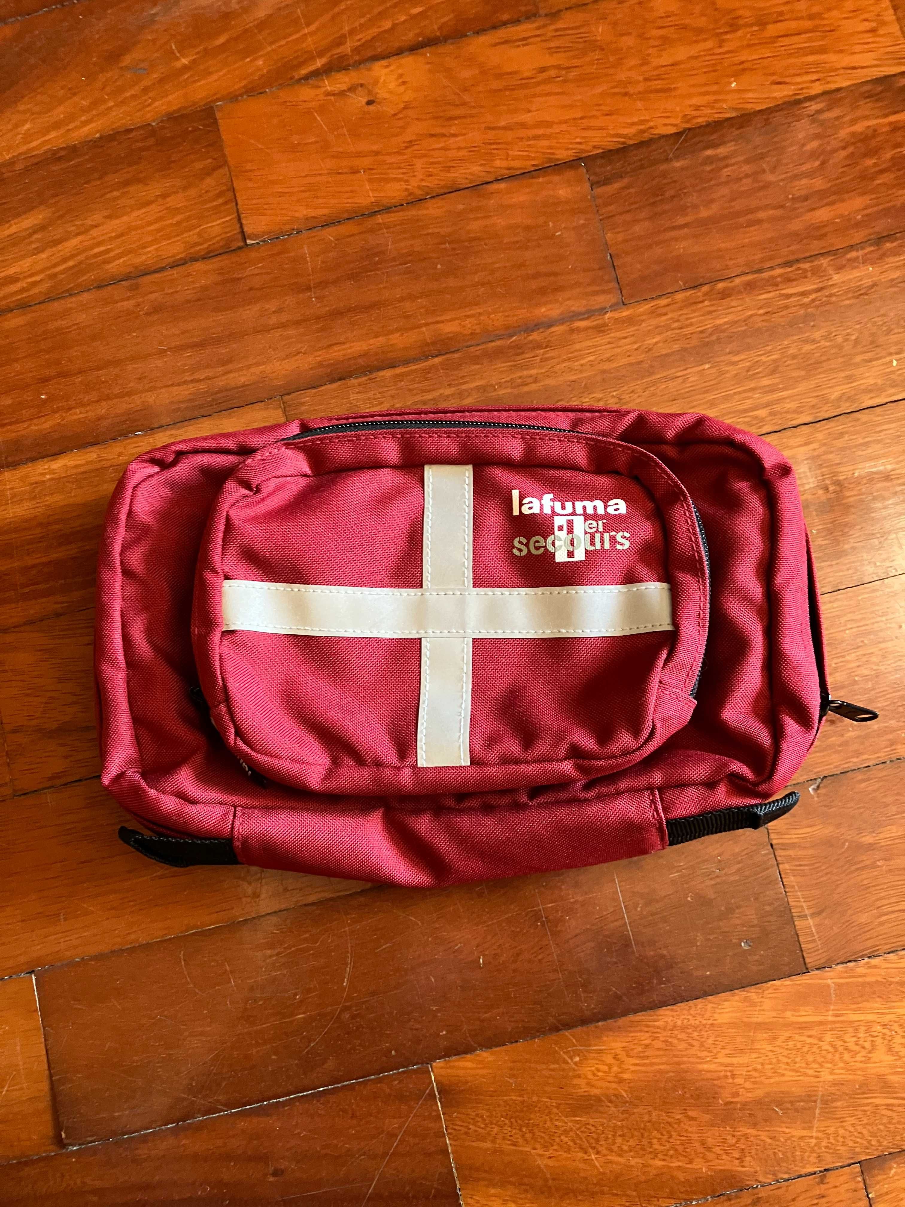 Kit campismo, com tenda, saco cama e vários utensílios necessários