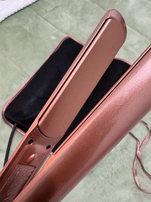 Prancha de cabelo com estojo