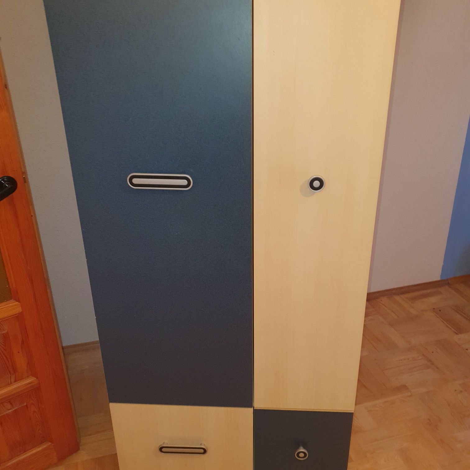 Regał z biurkiem dla dziecka.