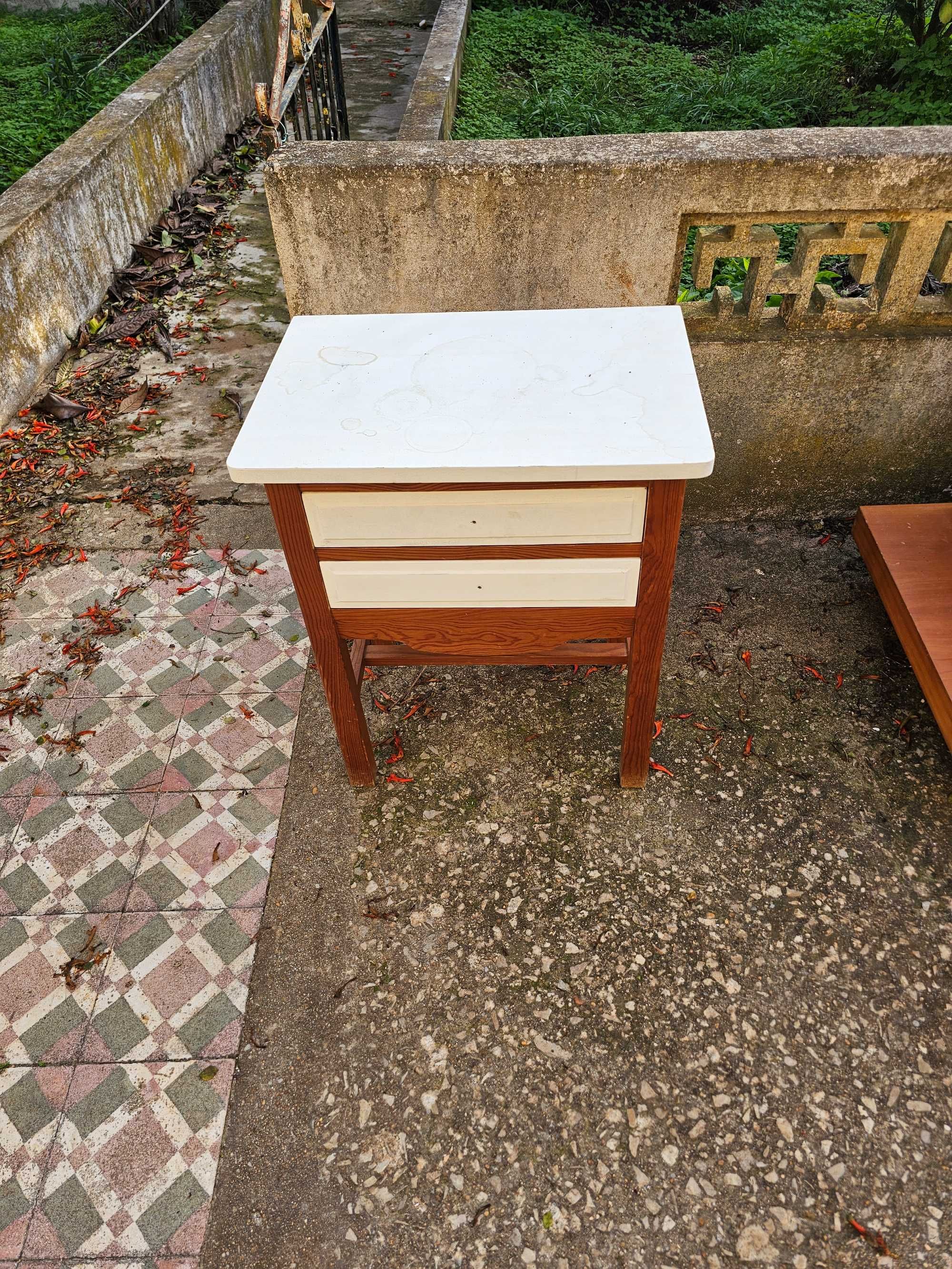 Mesa de Cabeceira Rústica – Toque Charmoso no Seu Quarto!