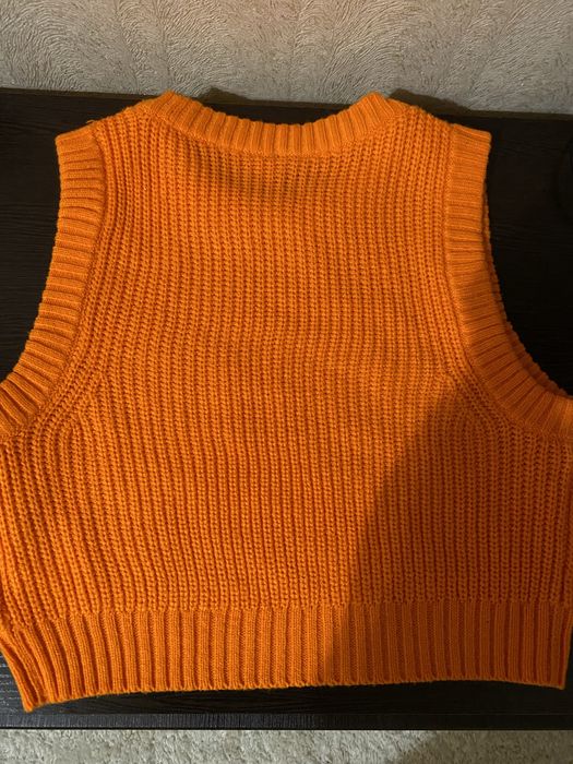 Яскрава вязана жилетка