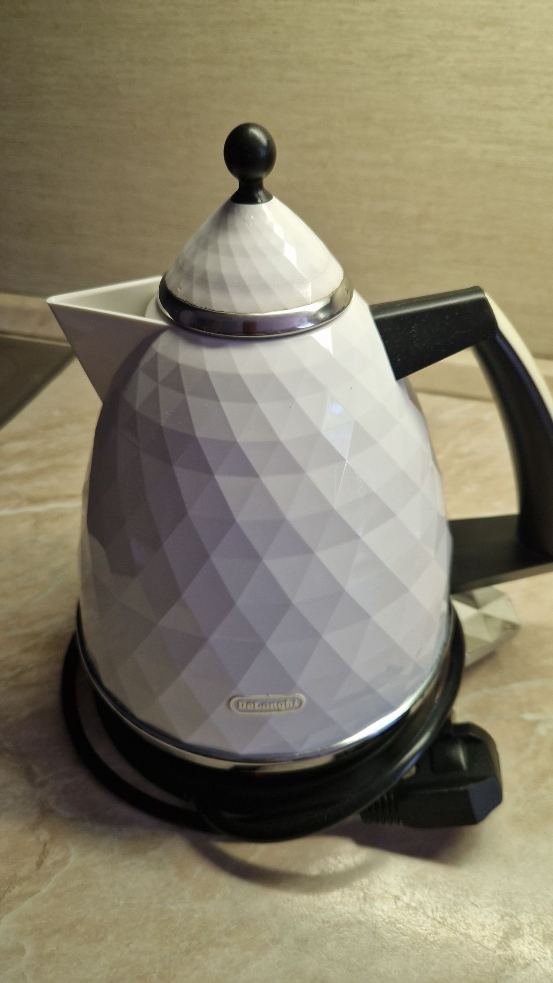 Delonghi czajnik bezprzewodowy