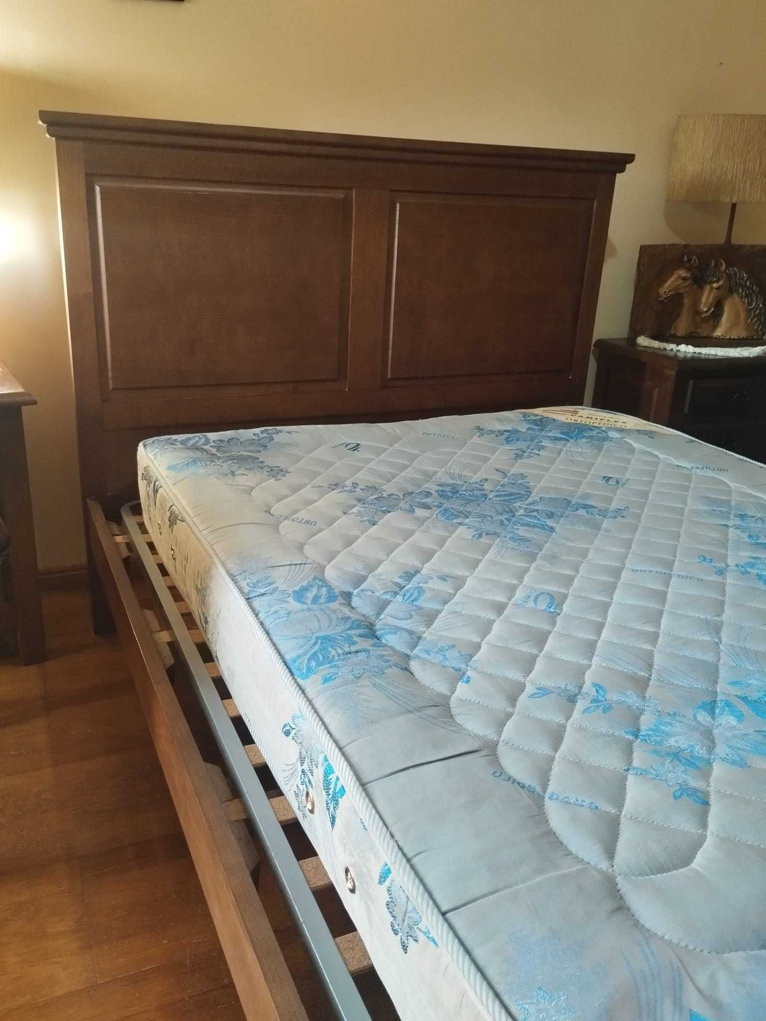 Cama + 2 mesas cabeceira