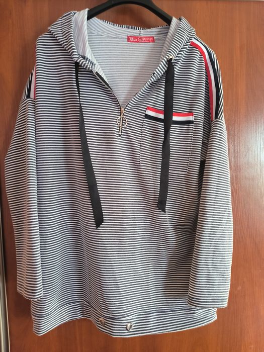 Bluza w paski z kapturem