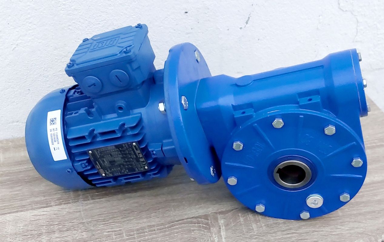 Motor Novo com redutor 35 voltas minuto trifásico
