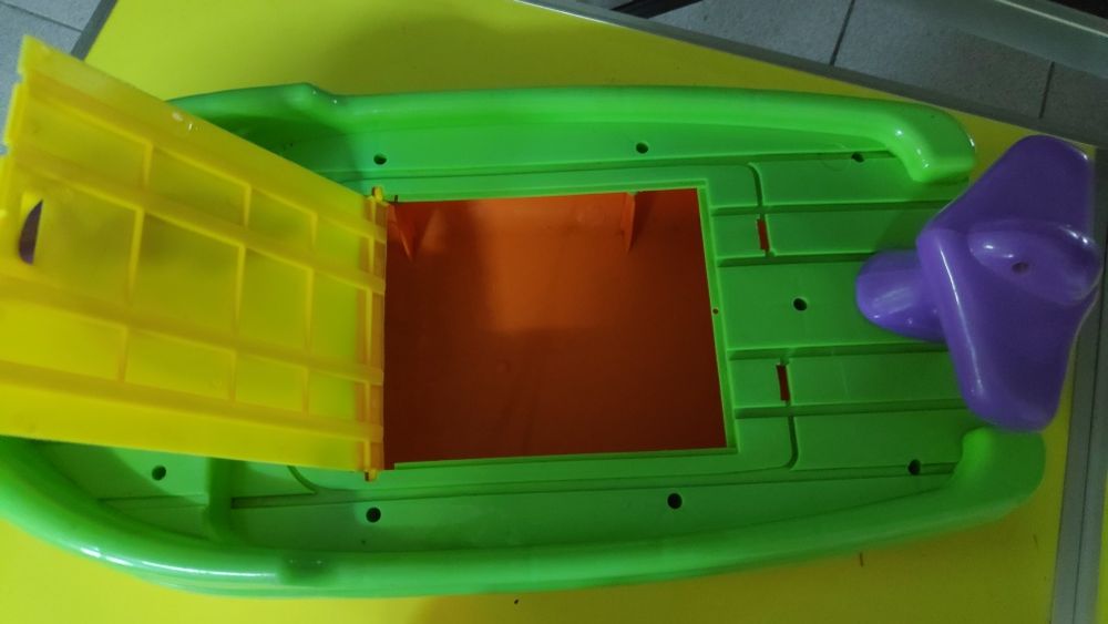 Barco grande de brincar na água