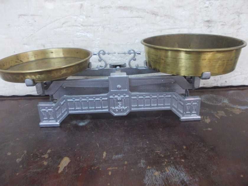Stara żeliwna waga szalkowa po odnowieniu kompletna RENOM 5