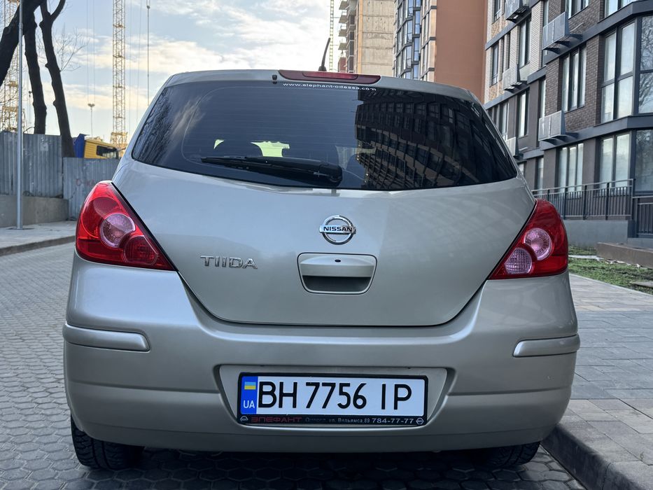продам Nissan Tiida  2011 года 1.6 бензин