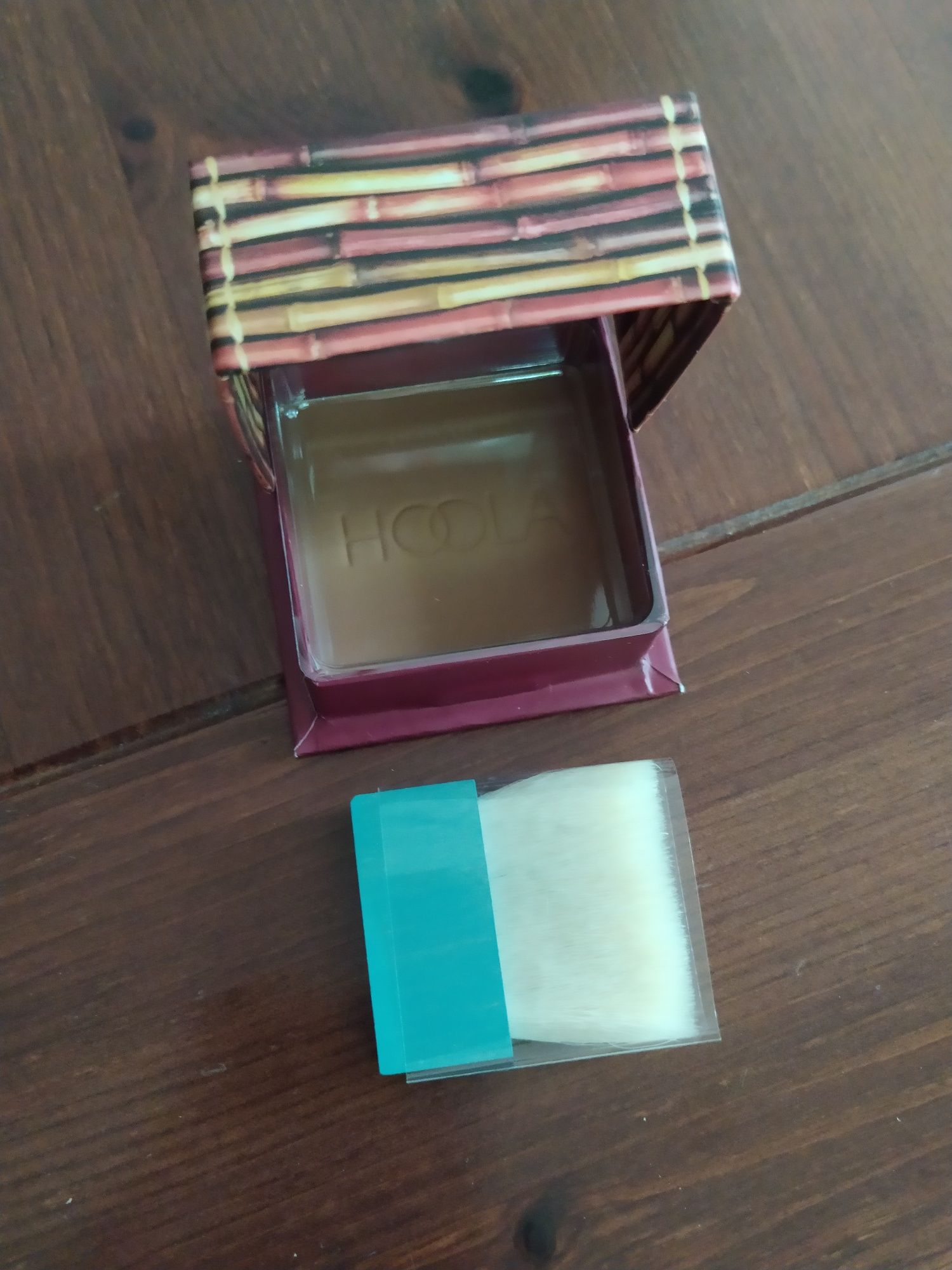 Matowy puder brązujący Hoola benefit