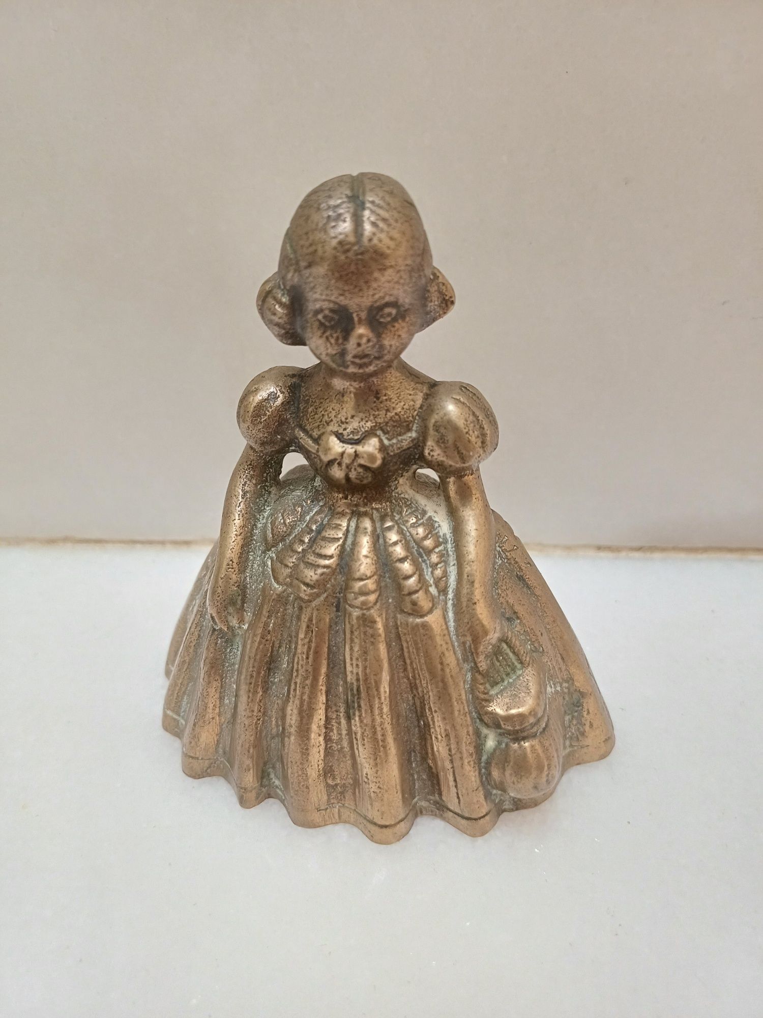 Campainha antiga em cobre em forma de menina