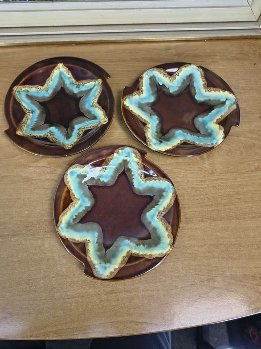 Zestaw ceramicznych talerzyków dekoracyjnych vintage – szkliwione