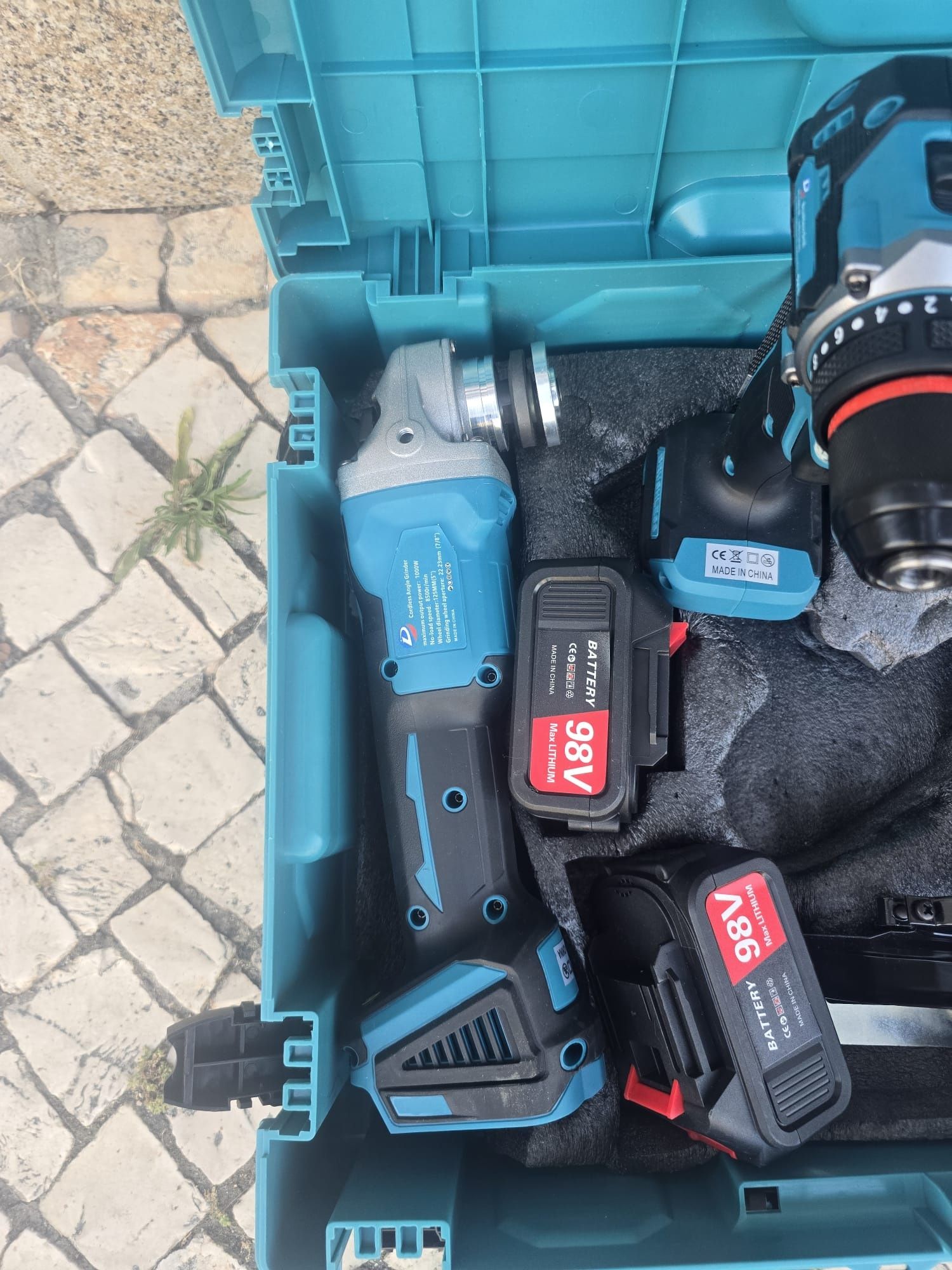 Conjunto de três peças como duas baterias novos