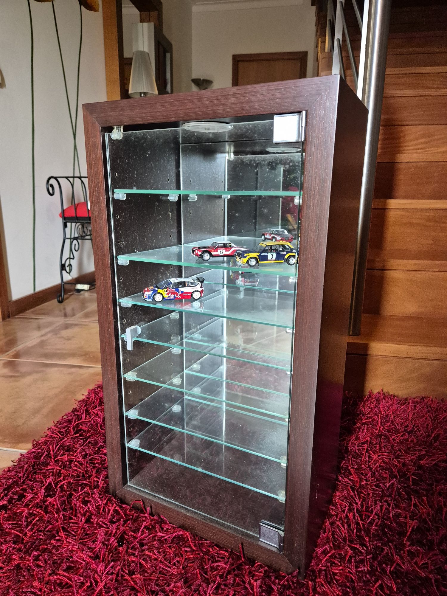 Móvel em madeira e porta em vidro para miniaturas