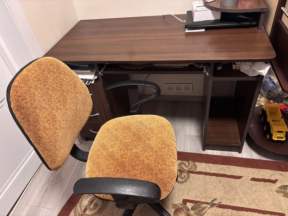 комп'ютерний стіл