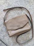 Torebka skóra naturalna Clarks jak ecco wagabond, zara h&m listonoszka