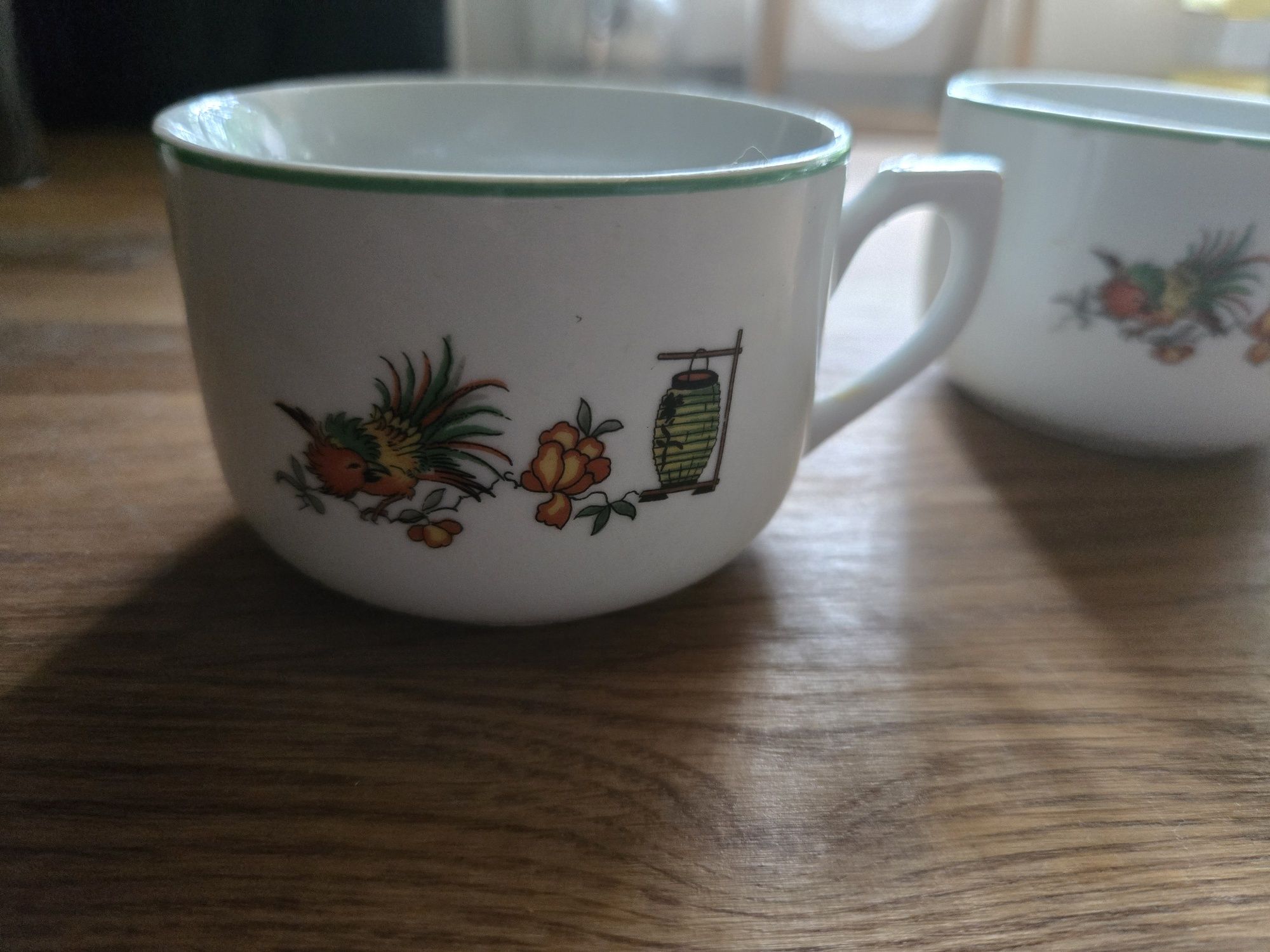 Dwa białe retro kubki ze wzorem