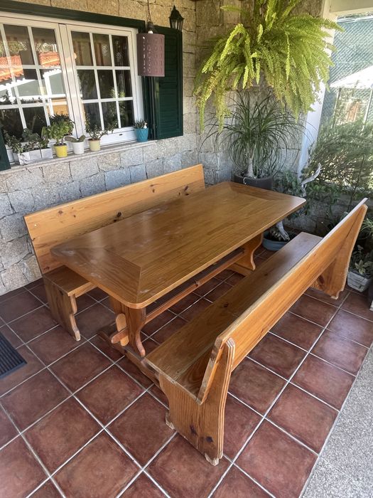 Mesa em madeira com dois bancos corridos