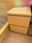 Sprzedam rame lozka Ikea Malm uzywane + 2 szafki nocne. Stan dobry.