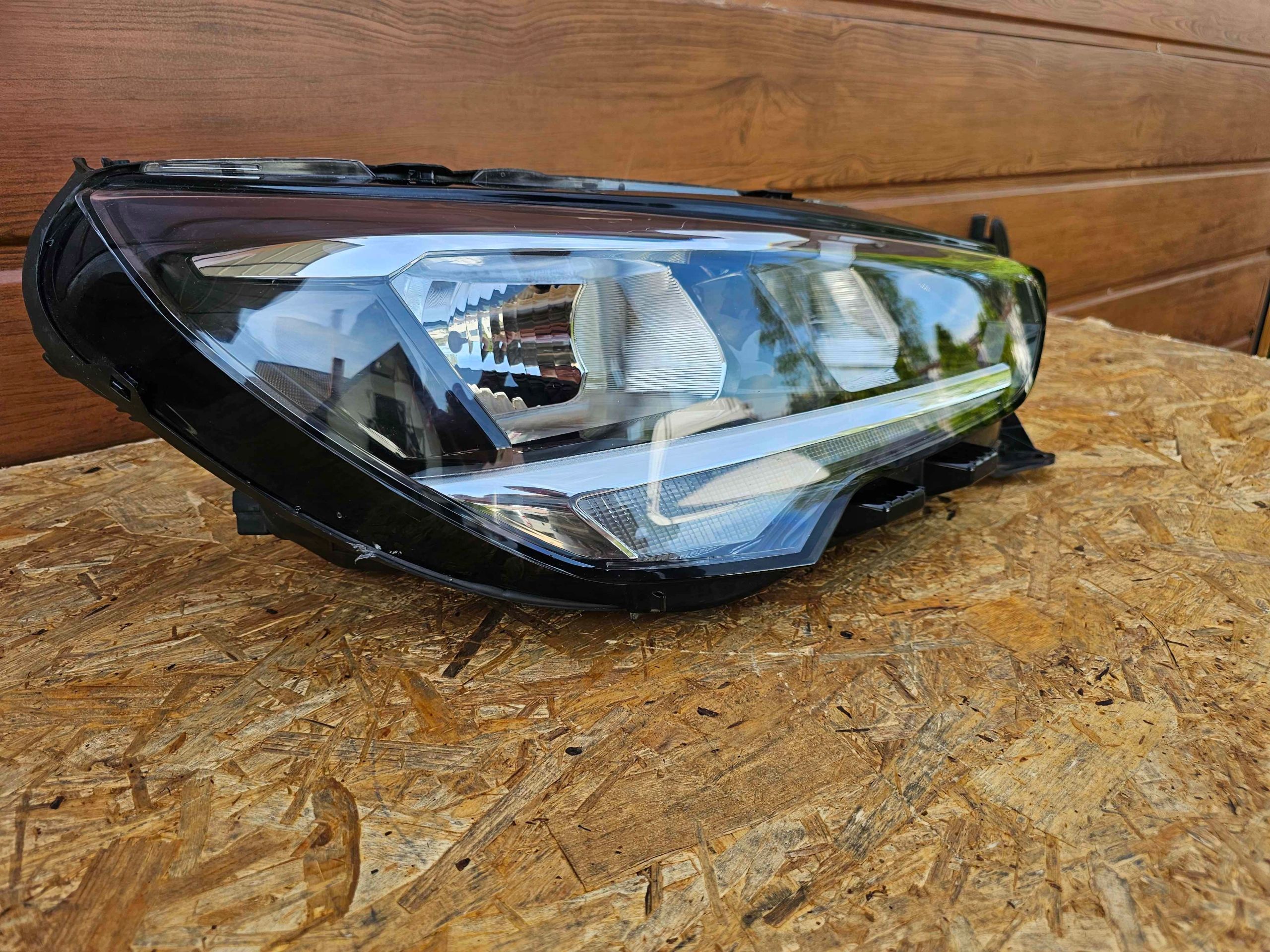 Lampa Prawa Przednia Opel Corsa F 19> prawy przód reflektor zwykły