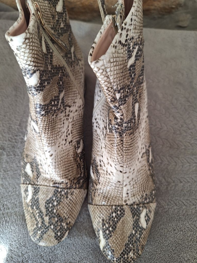 Botas em print da Zara
