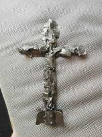 Krzyż wykonany z odłamków