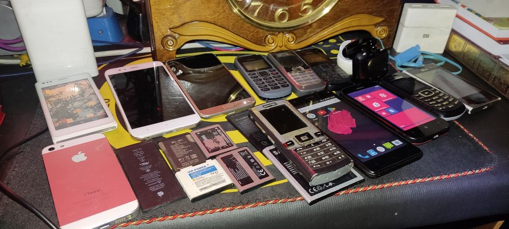 Тилефон NOKIA SONY та різні, на запасні частини деякі.