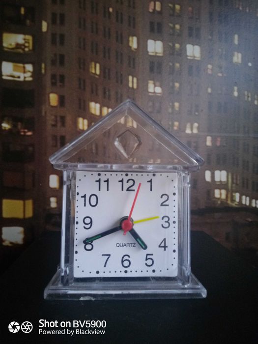 Годинник-будильник кварцові, настільні.