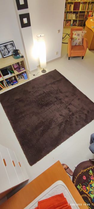 Tapete castanho de pêlo sintético