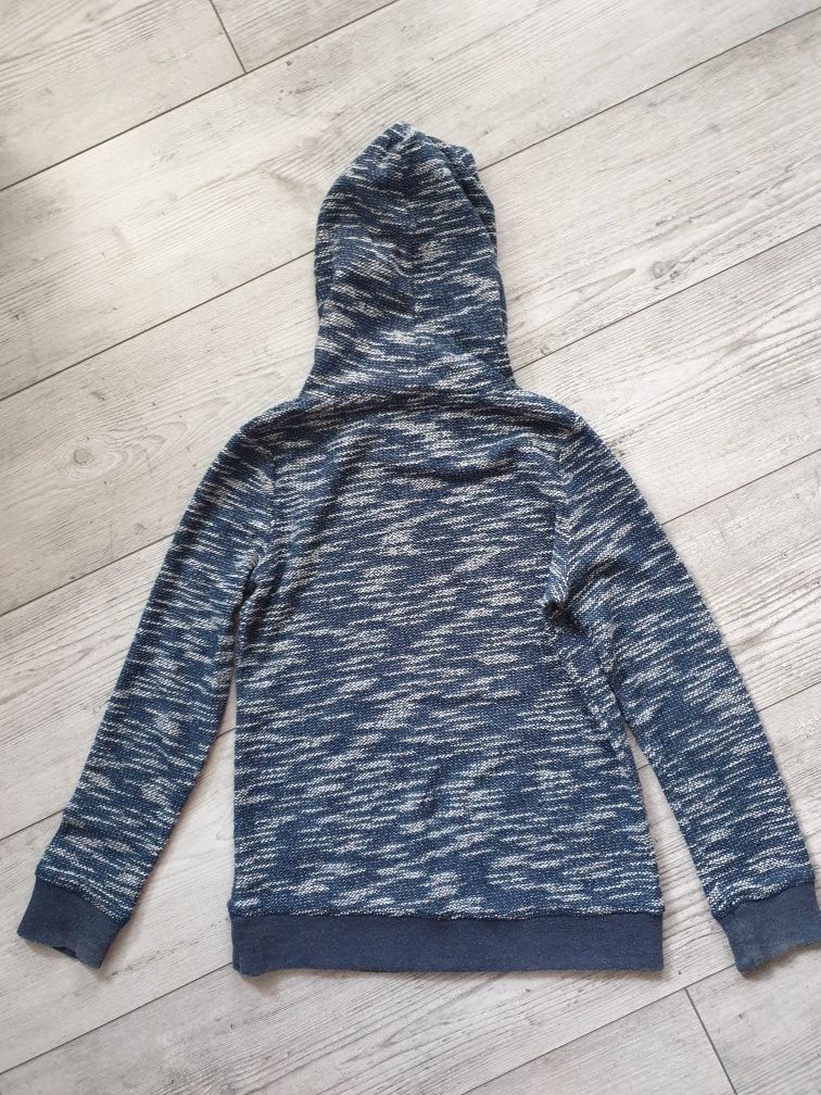 Sweter z kapturem.