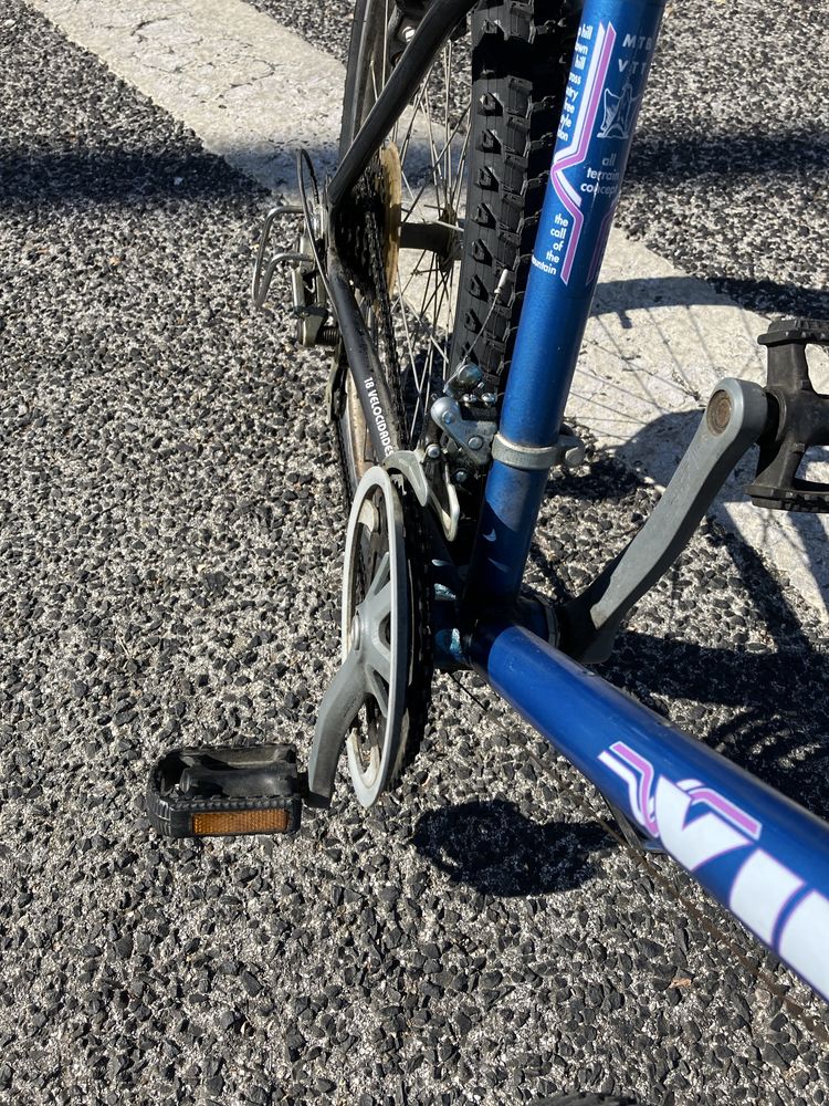 Bicicleta de roda 24 com 18 mudanças Shimano.