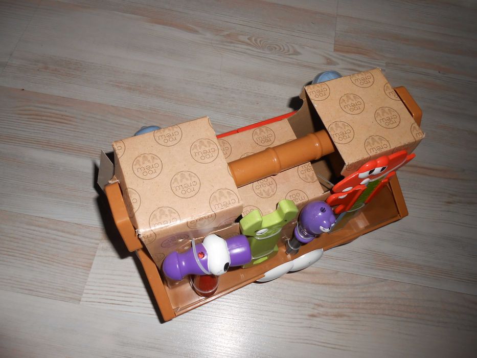 Набори інструментів в ящичках та кухня Roo Crew.