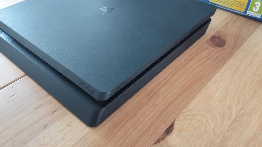 OPORTUNIDADE - PlayStation 4 1TB + Cabos (Nova na caixa)
