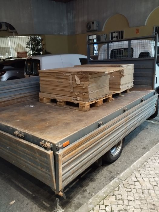 Recolha de entulhos, mudanças e transportes de mercadorias.