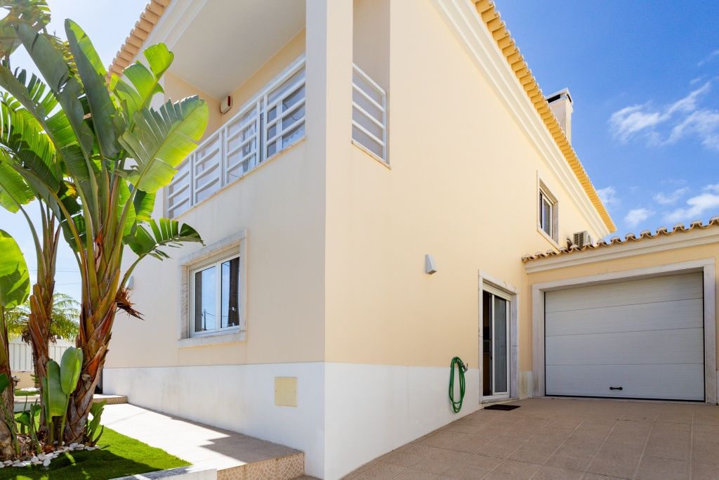 Moradia V4 isolada e de gaveto, com jardim e garagem.