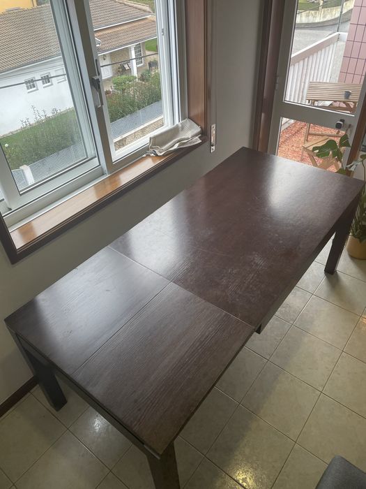 Mesa de jantar madeira maciça escura extensível – 6 a 8 lugares