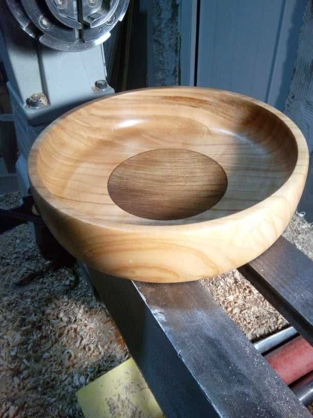 Тарелка из дерева ручной работы.