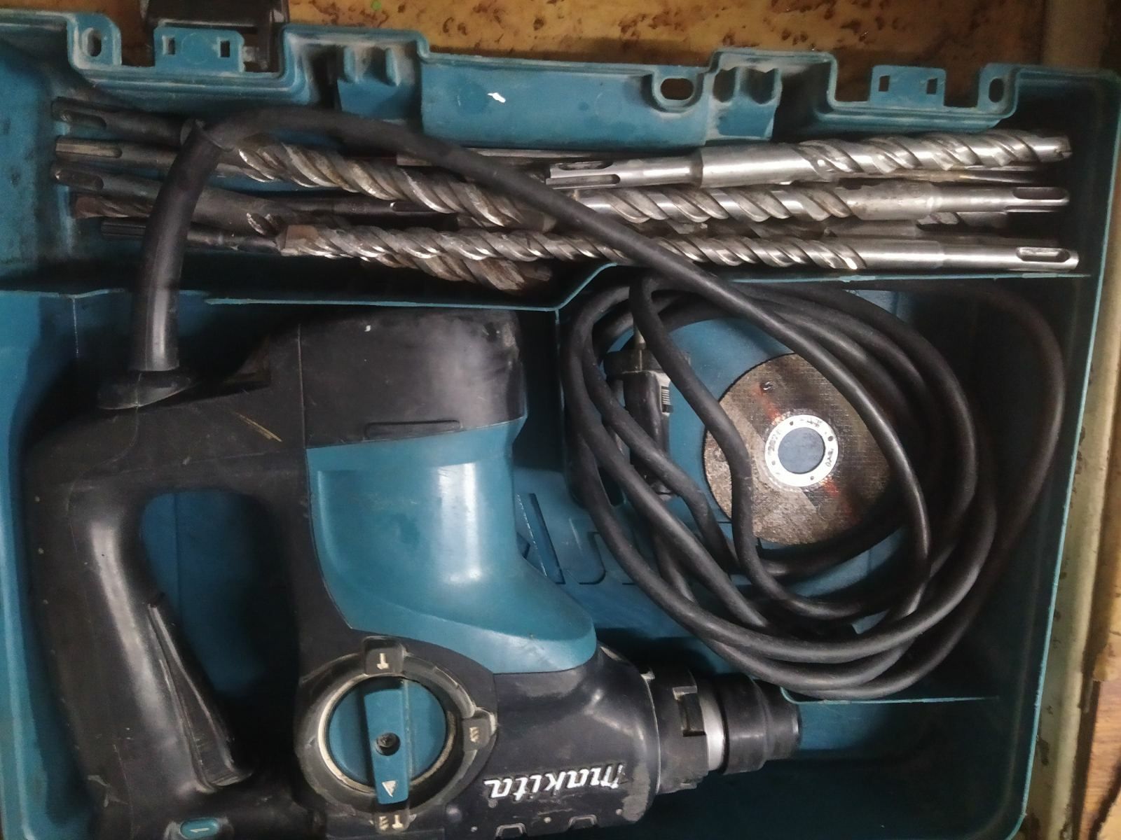 Продам перфоратор Makita Hr2810