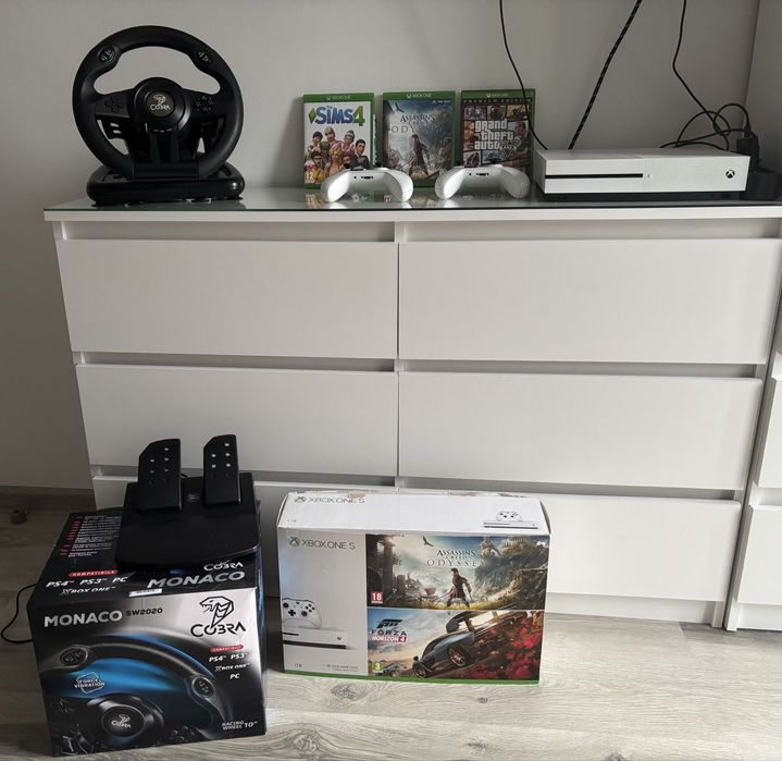 Xbox One S + 2 pady + 4 gry + kierownica Cobra SW2020 stan idelany