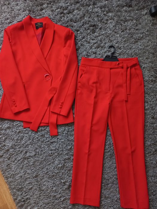 Жіночий класичний брючний костюм