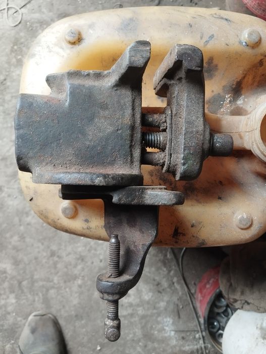 Тиски маленькие настольные