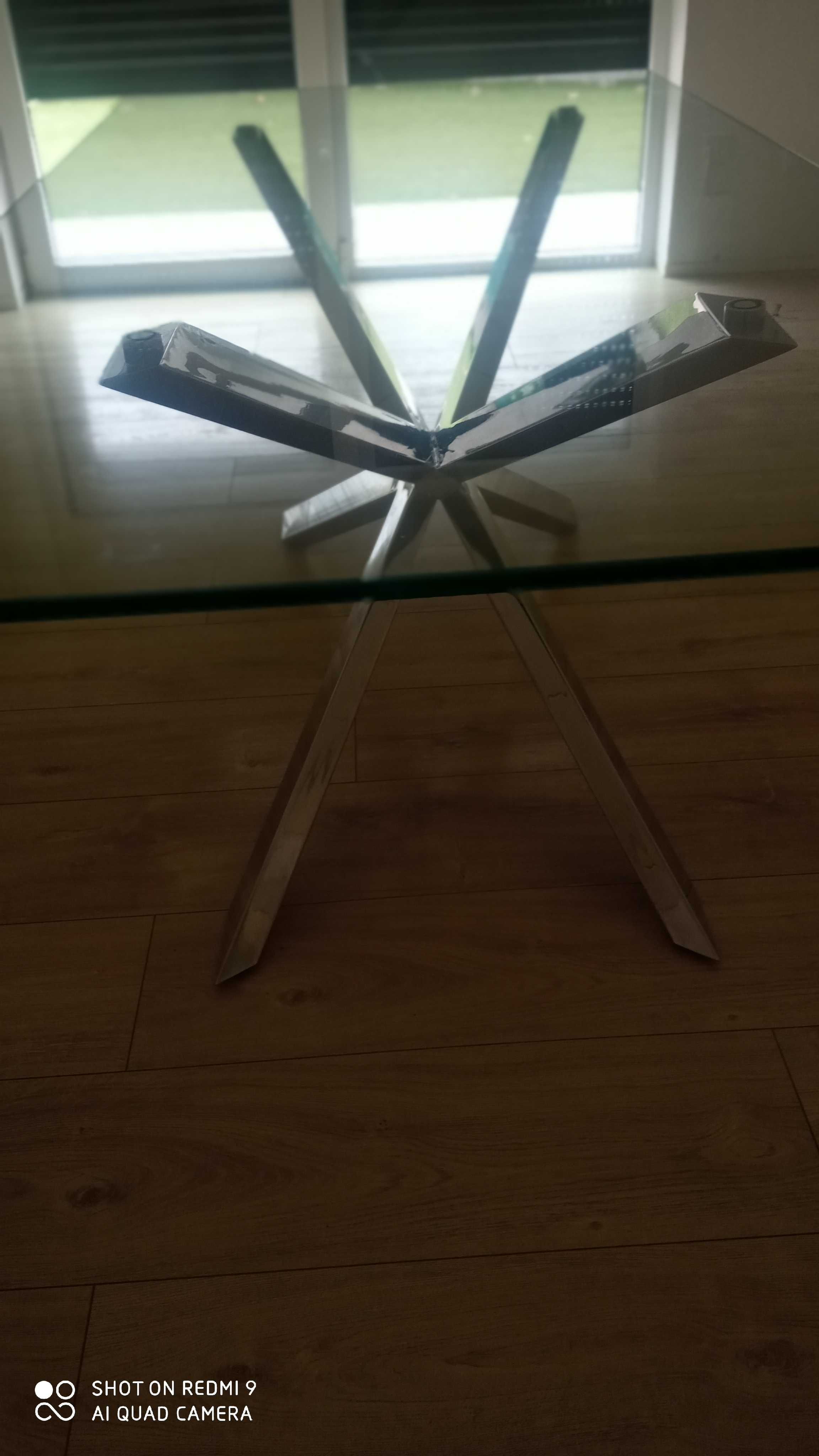 Mesa de vidro com pé em inox