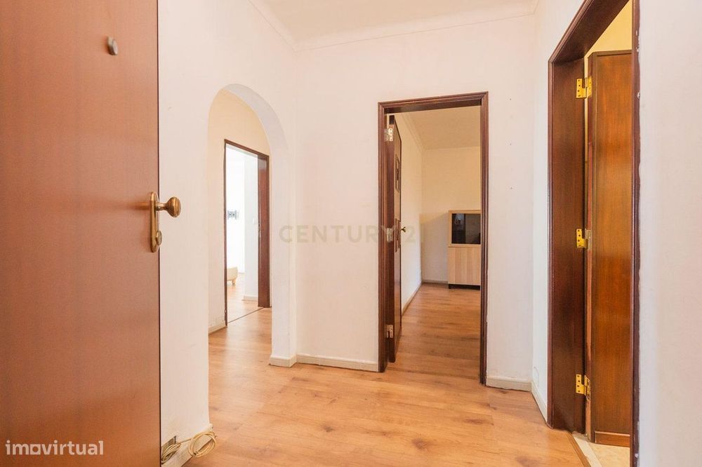 Apartamento T2 nas Fontaínhas – Excelente Localização e Exposição Sola