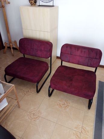 Duas cadeiras bordô